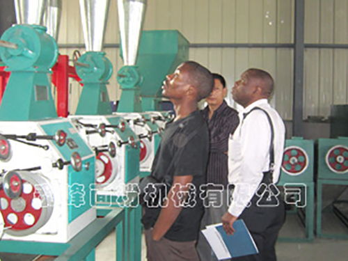 剛果客戶參觀生產設備03.jpg